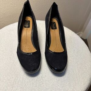 Clarks Artisan Navy Blue Suede Pump Heels, Wingtip toe detail, Size 9.5 New